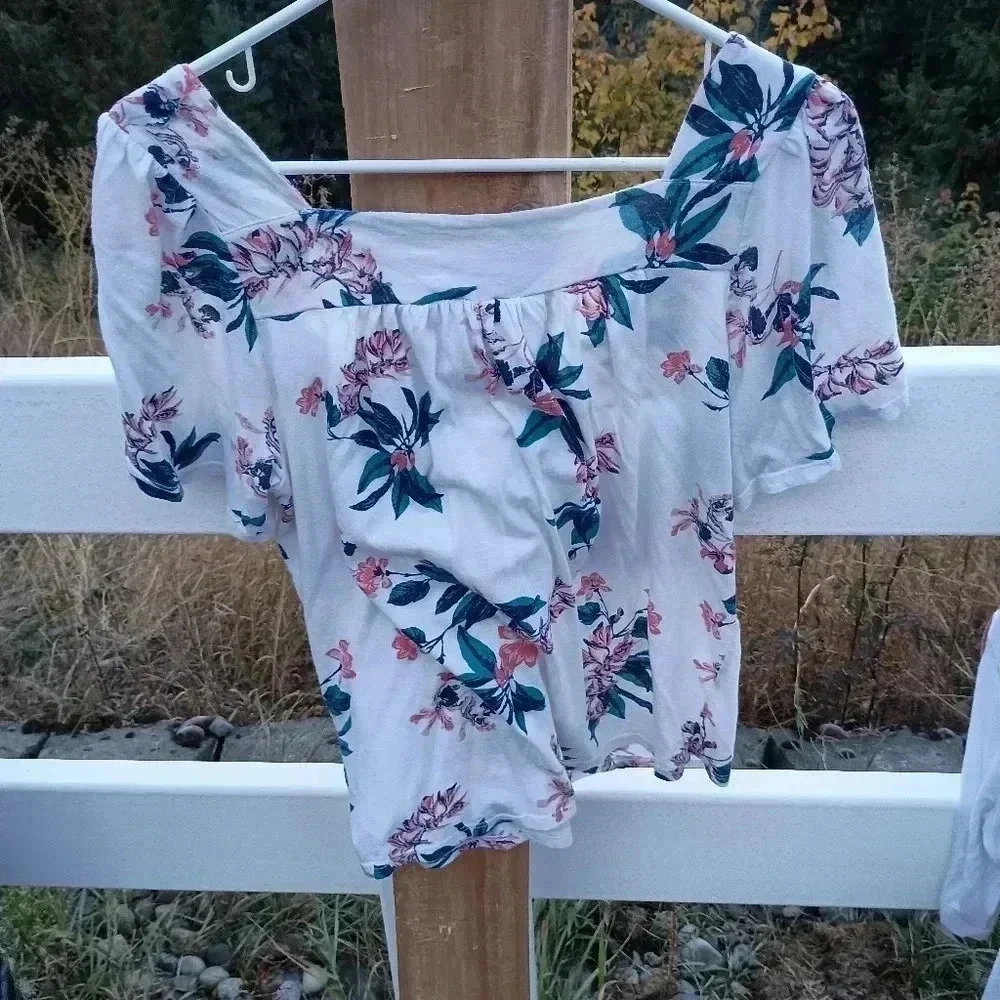 White floral short sleeve Lucky Brand t-shirt - Picture 4 of 4